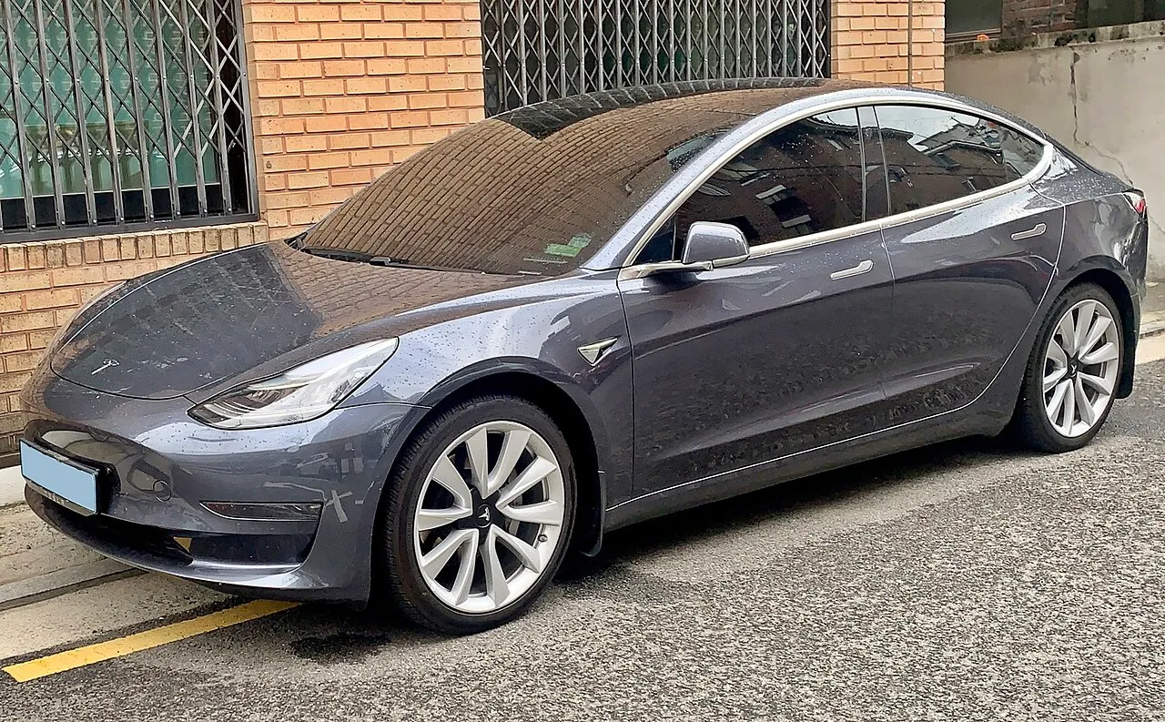 Tesla Model 3, pogled od spredaj